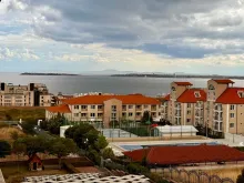 вид с балкона на бассейн и вид моря