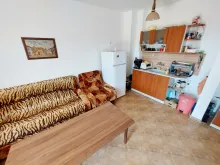 Кухонный уголок с холодильником