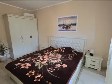 двухспальная кровать и шкаф в спальне