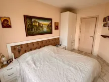Кровать и шкаф в спальне