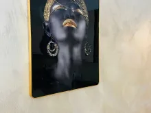 картина на стене в комнате