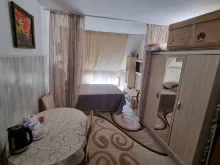шкаф и кровать в комнате