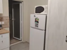 холодильник в комнате