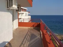 фронтальный панорамный вид моря с терасы