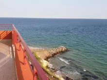 фронтальный панорамный вид моря с терасы