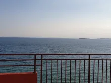 фронтальный панорамный вид моря с терасы