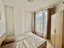 шкаф и двухспальная кровать в спальне