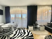 окна в гостиной комнате