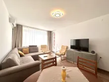 Телевизор и диван