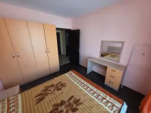 шкаф и кровать в комнате
