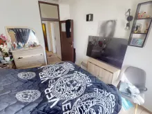 кровать и телевизор