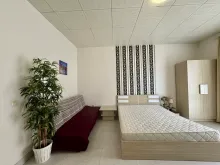 диван и кровать в комнате