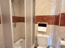 душевая кабина в комнате