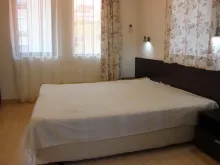 двухспальная кровать в комнате
