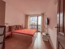кровать в спальне