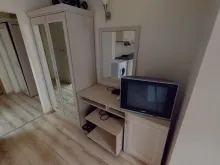 телевизор и шкаф в комнате