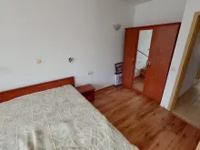 шкаф и кровать в комнате