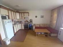 кухонная зона и диван в комнате