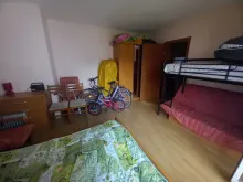 большая кровать в спальне