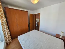 шкаф и кровать в спальне
