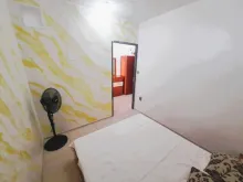 кровать в спальне