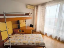 детская кровать в спальне
