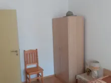шкаф и кровать в квартире