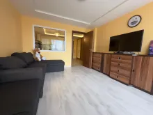 диван и телевизор