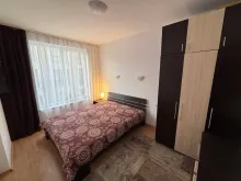 двухспальная кровать и шкаф