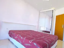 двухспальная кровать в спальне