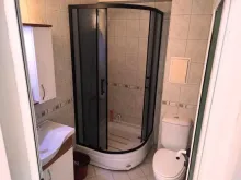 душевая кабина в ванной комнате