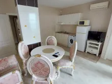стол и стулья в квартире