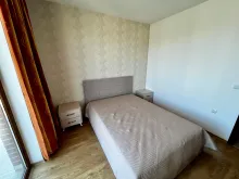кровать в спальне