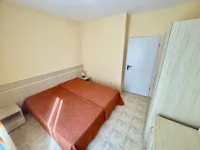 двухспальная кровать и шкаф