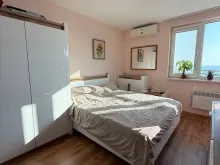 шкаф и кровать в спальне