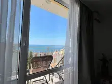 окно с видом на море