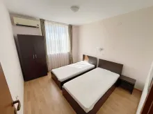 две кровати в спальне