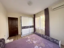 шкаф и кровать в спальне
