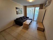 диван в комнате