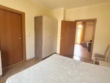 кровать в спальне