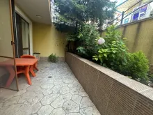 на партере с собственным зелёным двориком площадью 12 м²