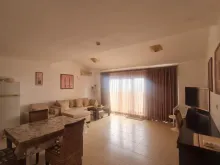 Стол со стульчиками и диван