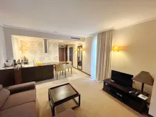 Barcelo Royal Beach Resort | Двухкомнатная квартира: гостиная, кухня