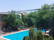 вид на бассейн из террасы