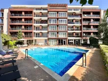 Бассейн перед комплексом омега Resort