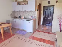 кухня и телевизор в комнате