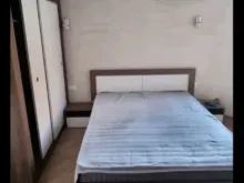 кровать в спальне