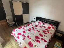 кровать и шкаф в спальне