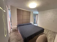 кровать в спальне
