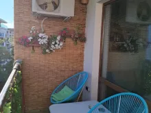 стулья и стол на террасе